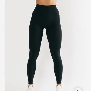 Alphalete surface pocket legging